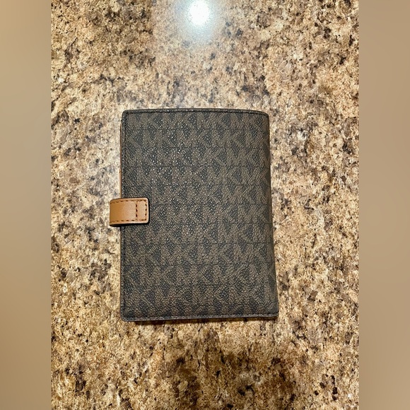 Michael Kors Heritage Medium Logo Passport Wallet - Picture 3 of 9